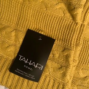 Beautiful Cable-knit Throw Blanket. NWT from Tahari Home.